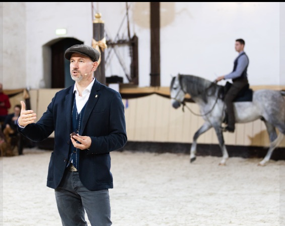 Chris Debski als Dozent bei einem Seminar in der Reithalle