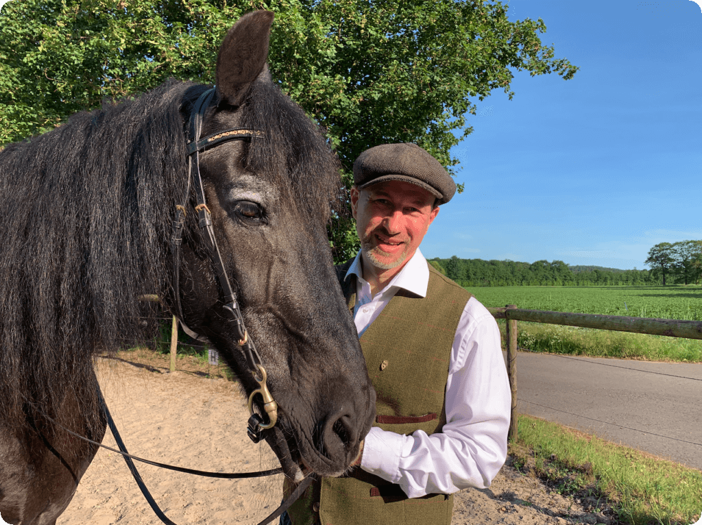 Chris Debski mit Pferd – Pferdephysiotherapeut im Münsterland