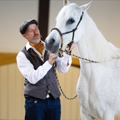Chris Debski mit weißem Pferd