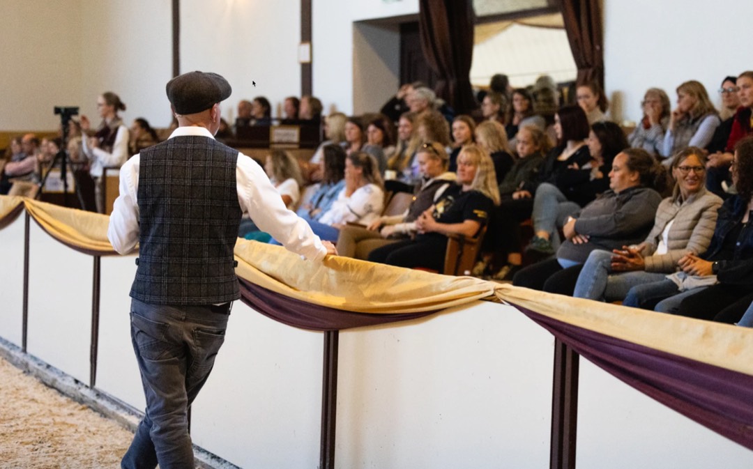 Chris Debski spricht vor dem Publikum eines Seminars